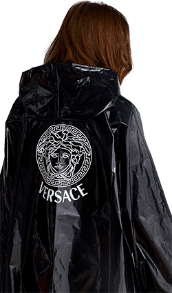 Дождевик-плащ с логотипом на спине для «Versace»