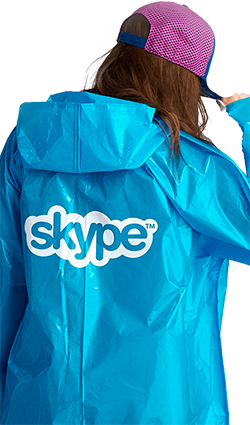 Дождевик-плащ с логотипом на спине для «Skype»