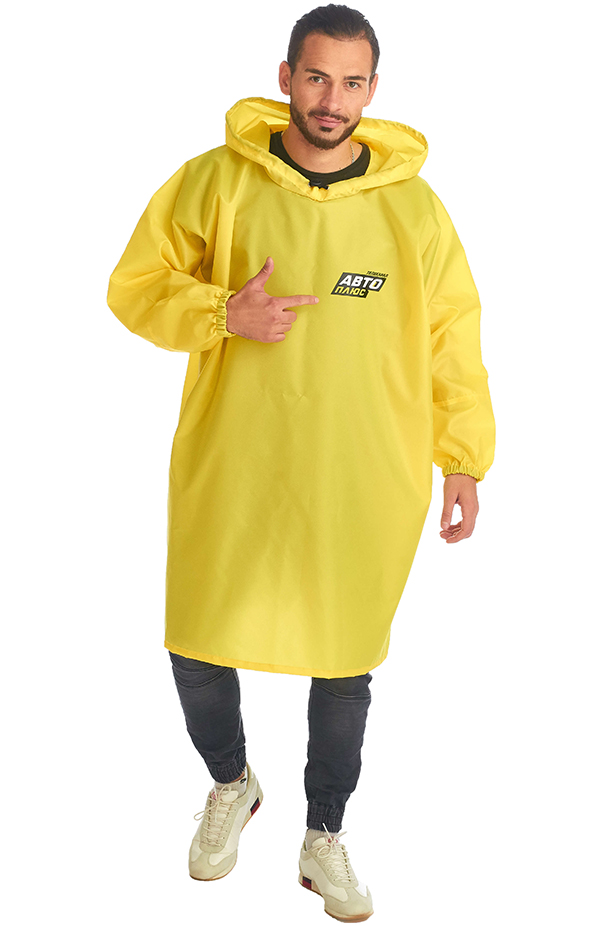 Человек в жёлтом плаще-дождевике с логотипом