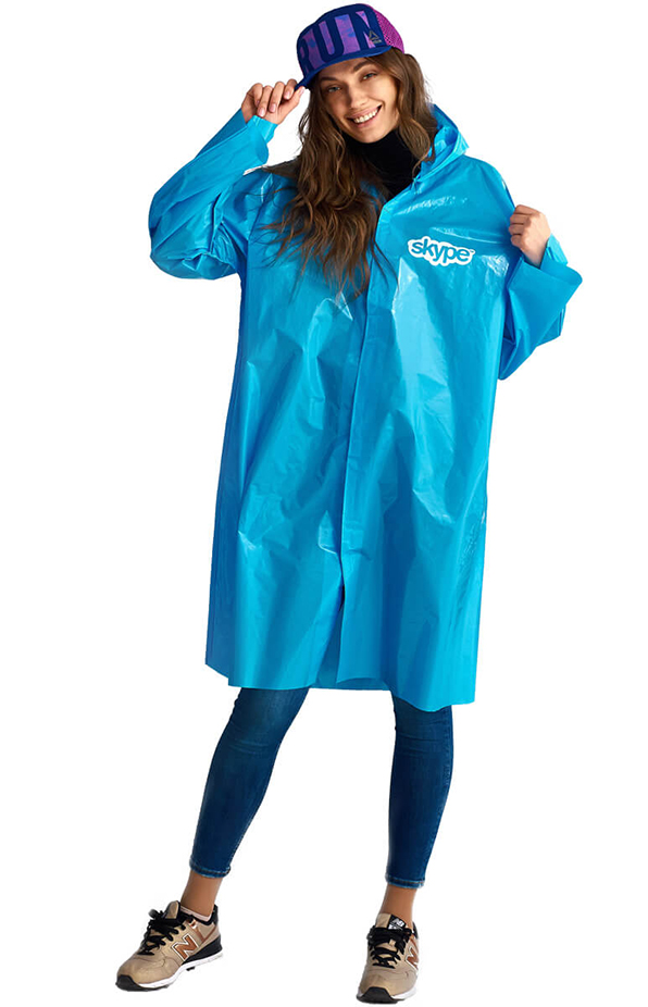 Человек в голубом плаще-дождевике с логотипом