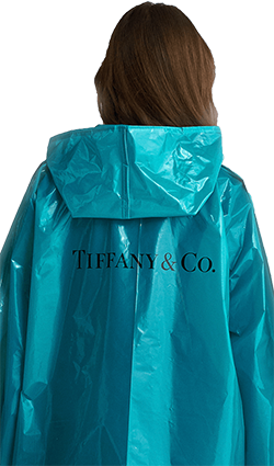 Дождевик-плащ с логотипом на спине для «Tiffany&Co.»