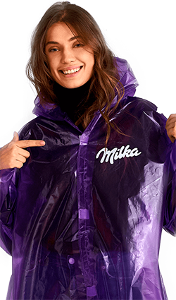 Дождевик-плащ с логотипом на груди для «Milka»
