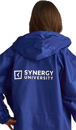Дождевик-плащ с логотипом на спине для «Synergy University»
