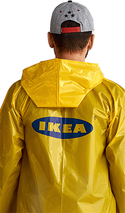 плащ с логотипом на спине для «IKEA»